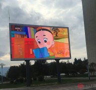 三面翻广告机和led显示屏有什么区别